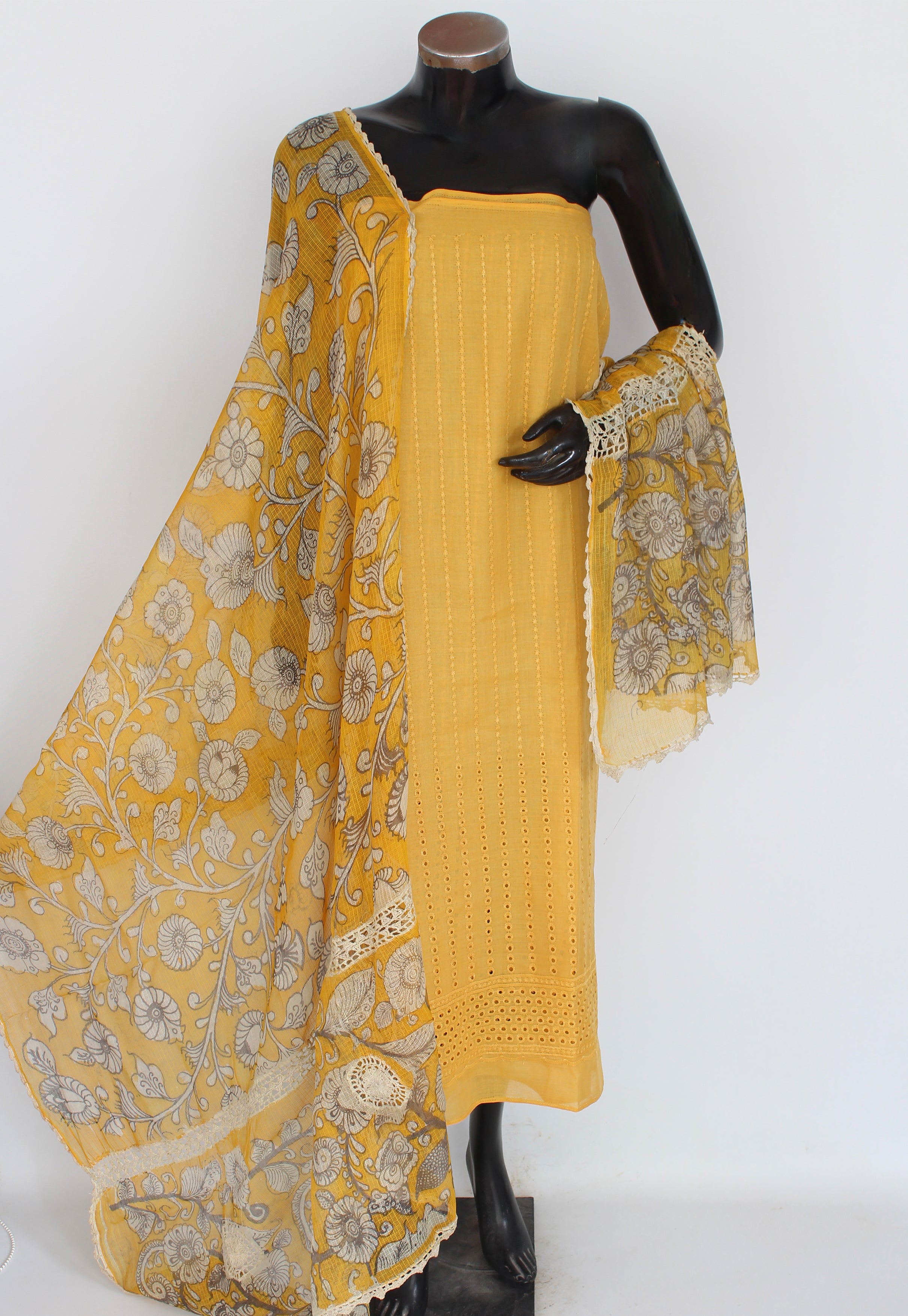 Hakoba kurta-duppatta set.